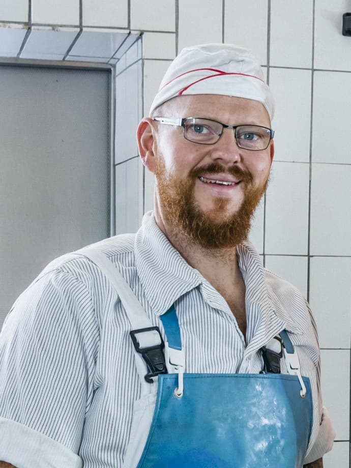 Philipp Sontag mit Schürze und Beil in seiner Metzgerei in Kißlegg